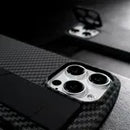 Case Dorn Fibra de Carbono para iPhone 15/16 Pro Max - Capa Antichoque com Cinta de Silicone