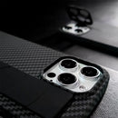 Case Dorn Fibra de Carbono para iPhone 15/16 Pro Max - Capa Antichoque com Cinta de Silicone